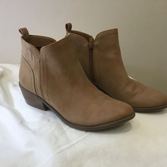 👢GUESS Tan Ankle Boots – Size 7M, 2" Heel, Pre-Loved in Very Nice Condition - Picture 1 of 9